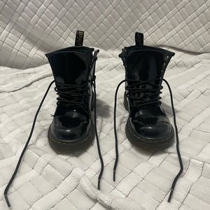 Girls shiny blk doc martens, worn once! Like new!!